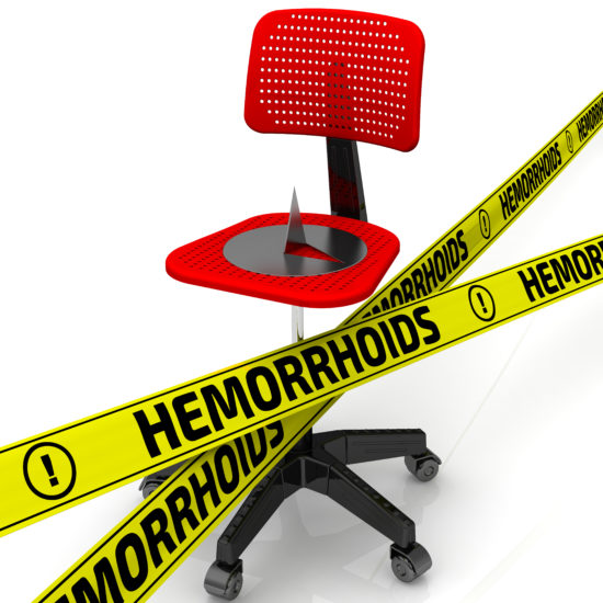 Procto-Glyvenol® - przyczyny występowania hemoroidów i czynniki ryzyka, krzesło z pineską jako metafora problemów z siedzeniem